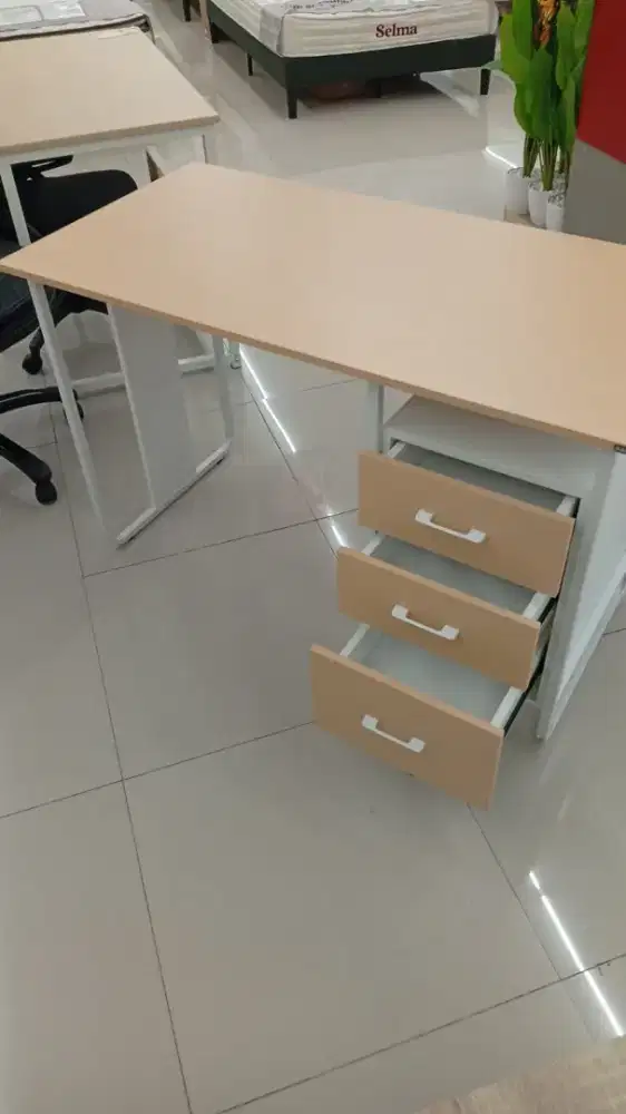 HILDE MEJA KOMPUTER