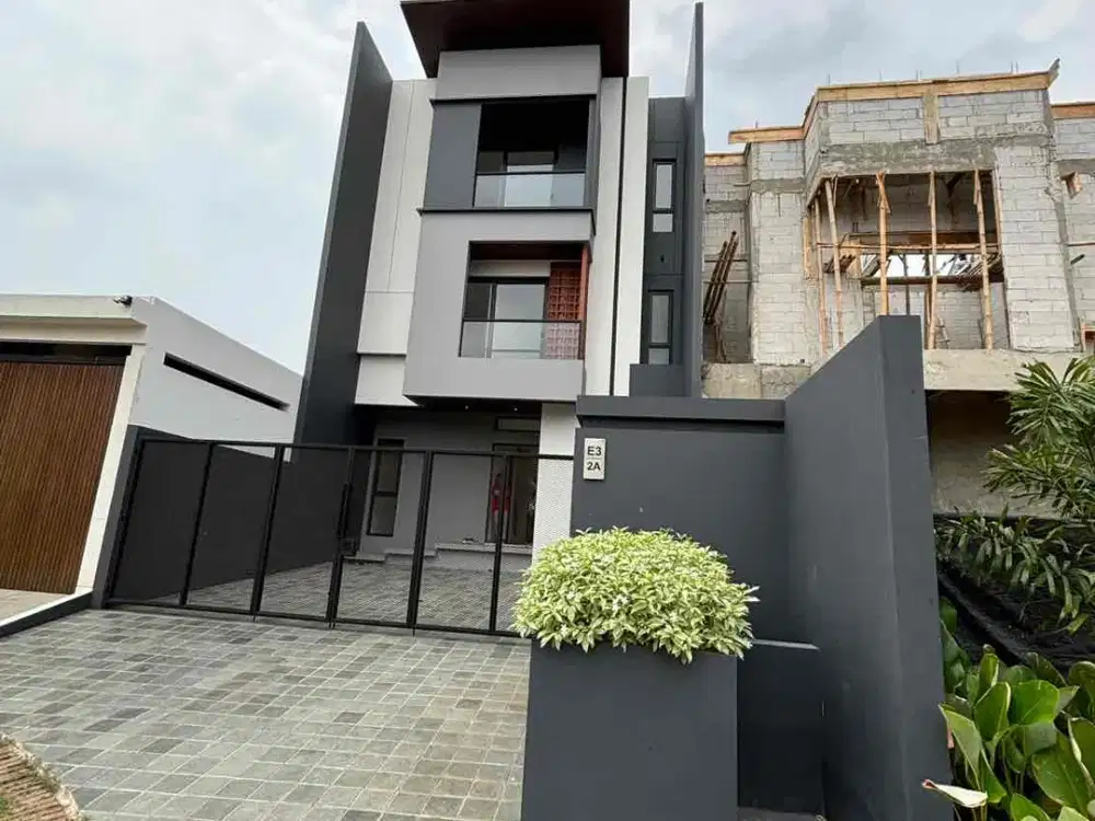 Dijual Rumah 3 lt 7,7 x 26 m2 di Modernland Tangerang  ada 5 +1 kt 4+1 km SHM hadap timur laut, carport 2 mobil, ada bonus ac 6 unit, siap huni! Taman di belakang luas, row jln 2 car!