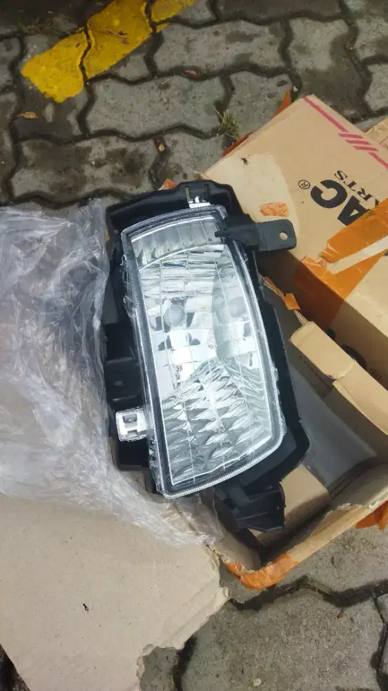 Lampu kabut bawah mobil kijang innova 2011