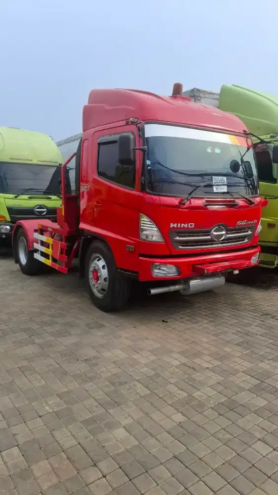 Head trailer Hino SG 260 TI
