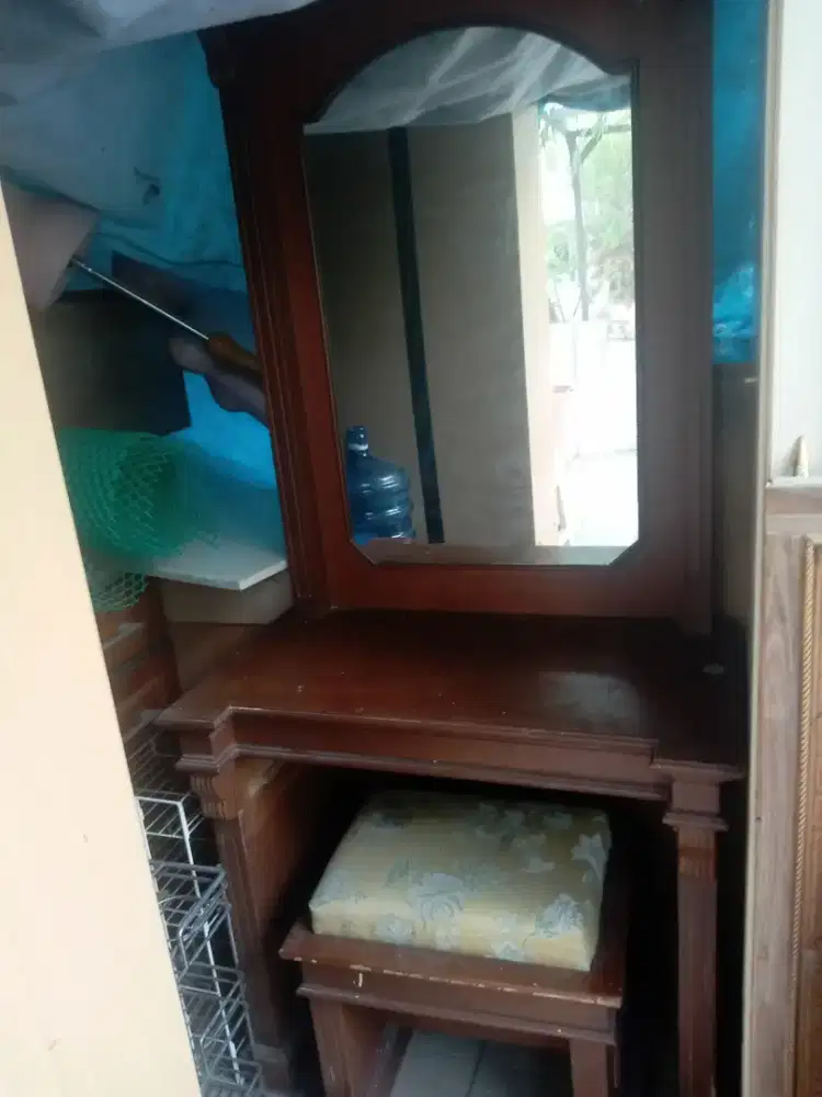 Meja rias dan mesin jahit vintage