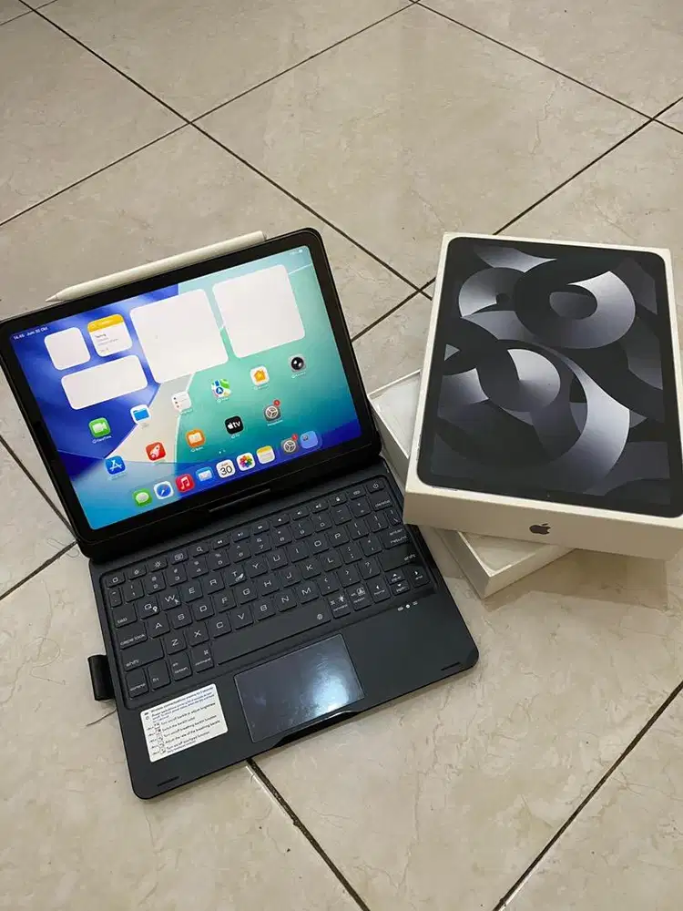 Ipad Air 5 (M1) 64 gb wifi only + pencil goojodog + smart keyborad