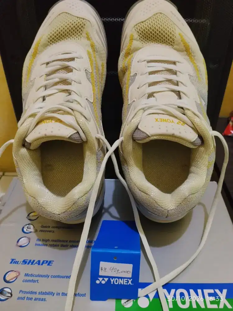 SEPATU BADMINTON YONEX VELO 200
