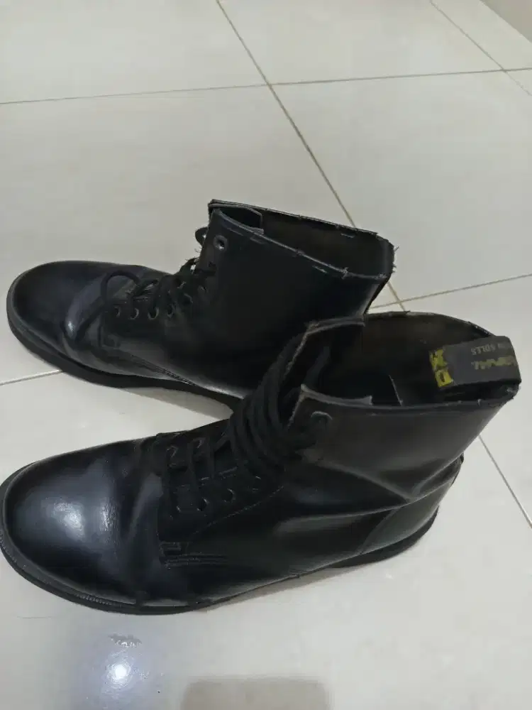 Sepatu Dr. Martens