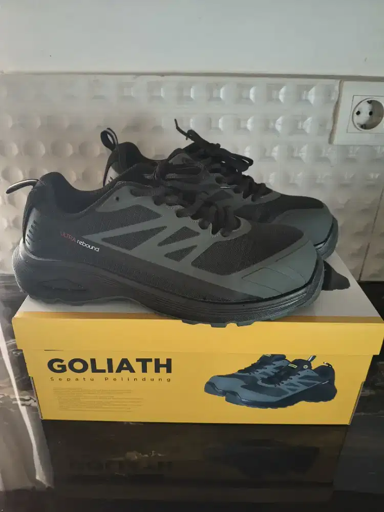 Sepatu safety size 42.5