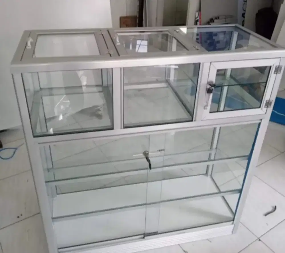 Etalase Beras Dan Rokok Jadi 1 Tidak Terpisah