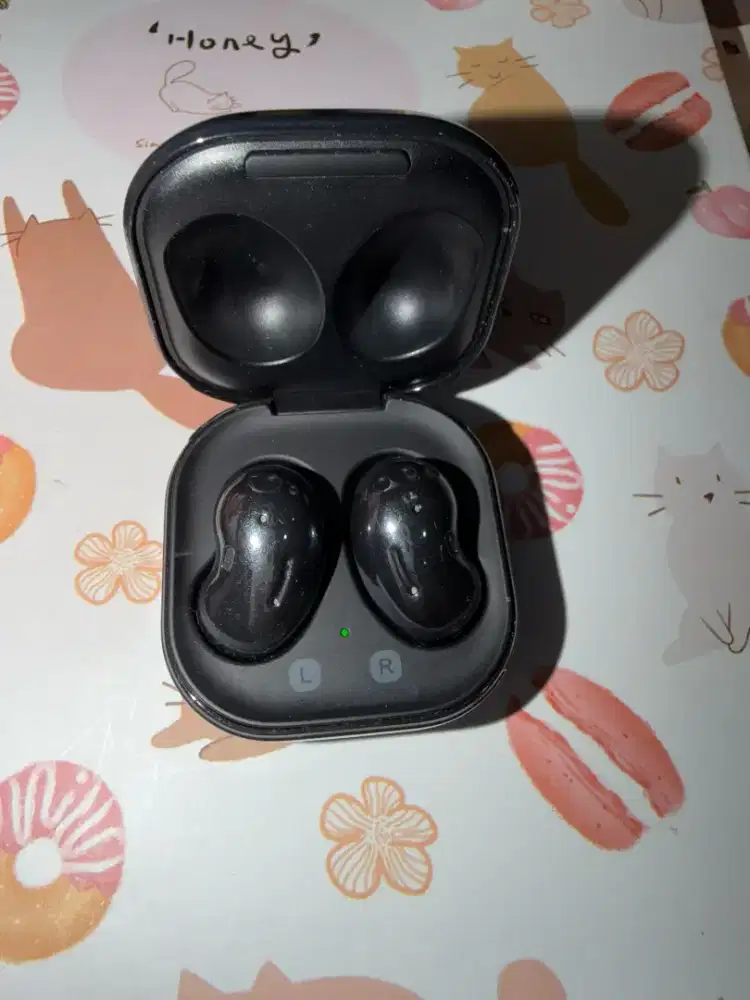 Samsung galaxy buds live preloved