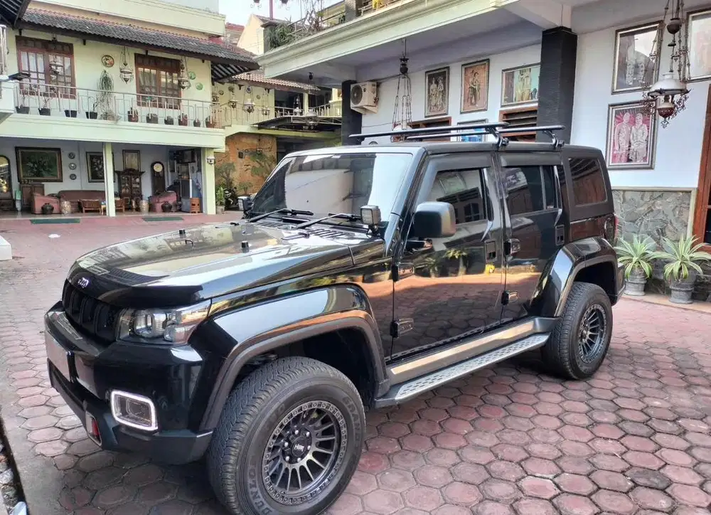 BAIC BJ40 Plus 4x4 2.0T Bensin Hitam