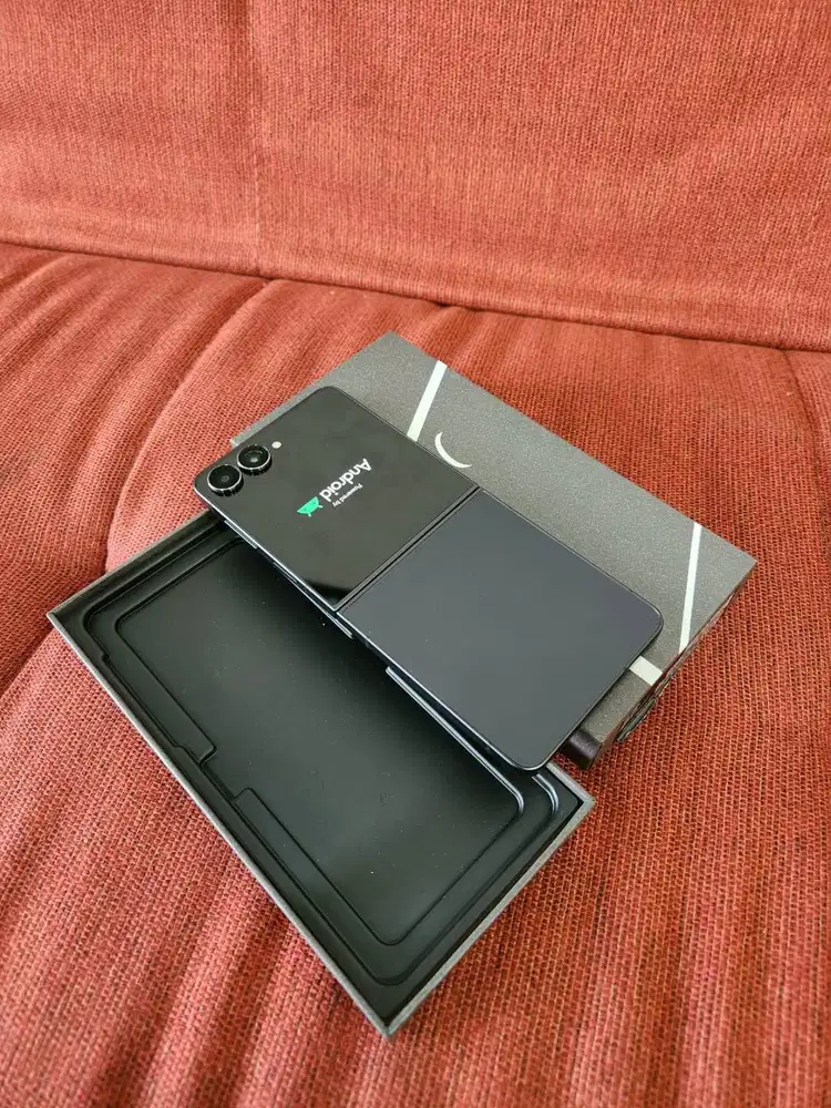 Samsung Galaxy Z Flip 7 12/256gb sein like new