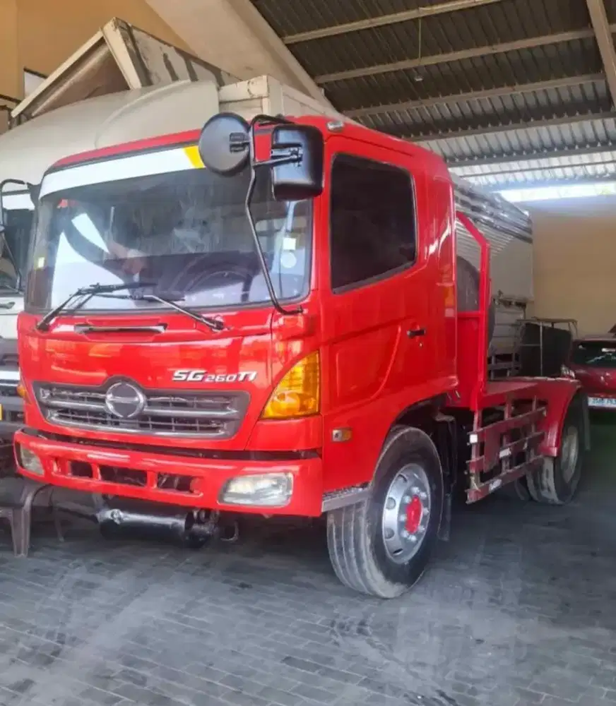 Head trailer Hino SG 260 TI
