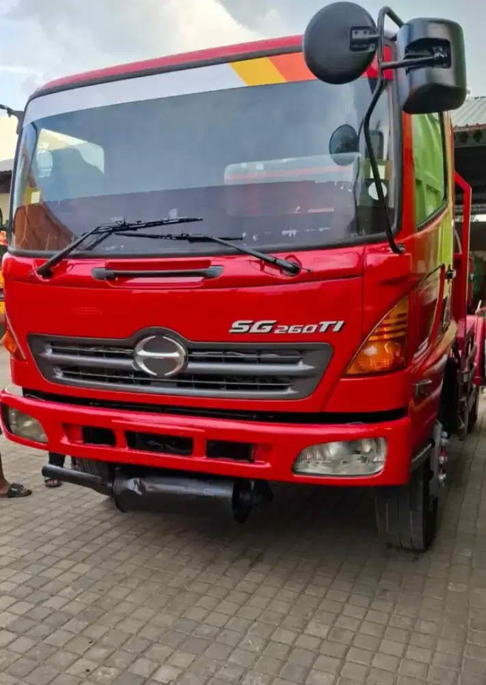 Head trailer Hino SG 260 TI
