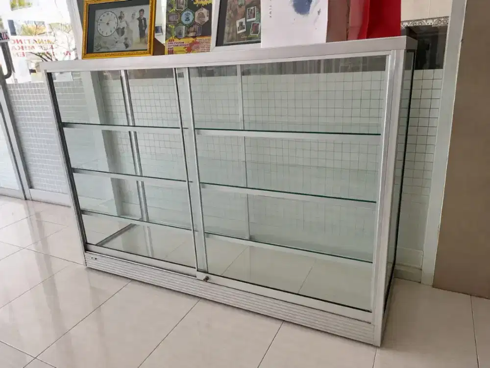Etalase bekas panjang 1,5 meter