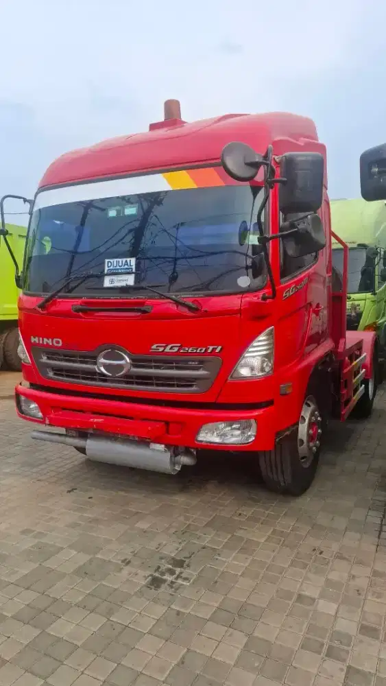 Head trailer Hino SG 260 TI