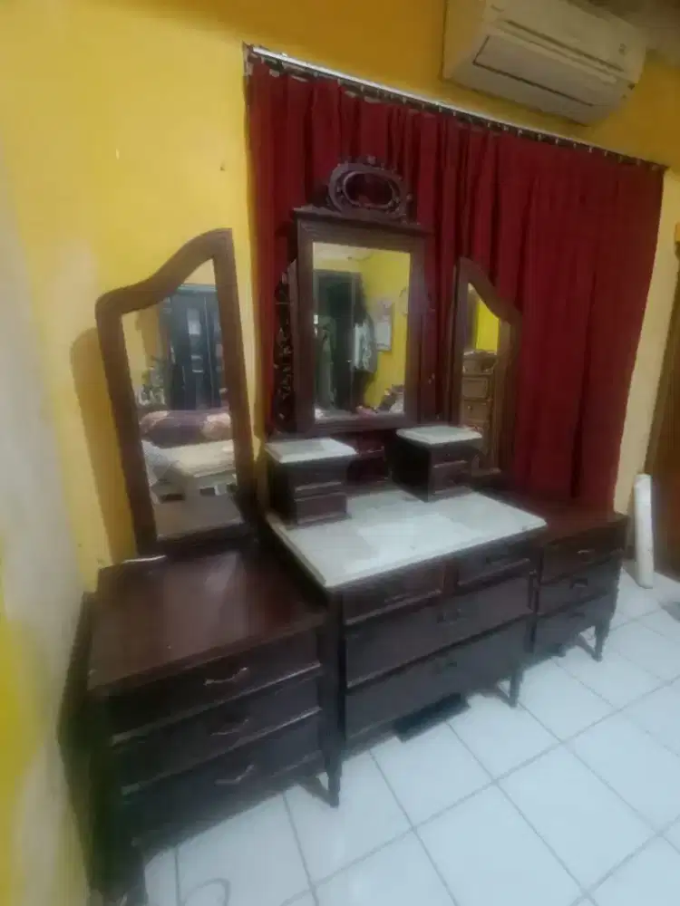Meja Rias Antik