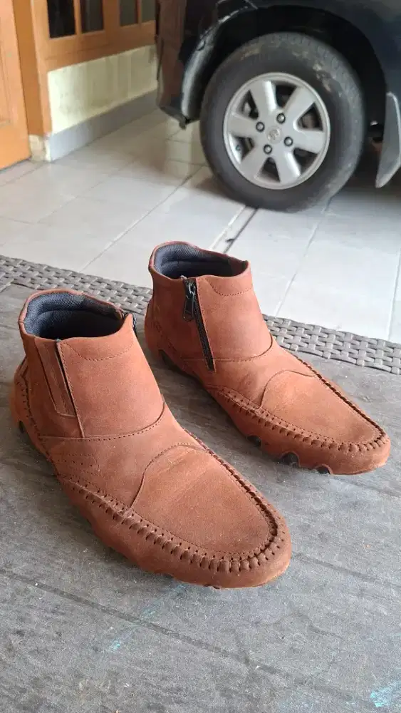 Sepatu boots asli dari kulit..