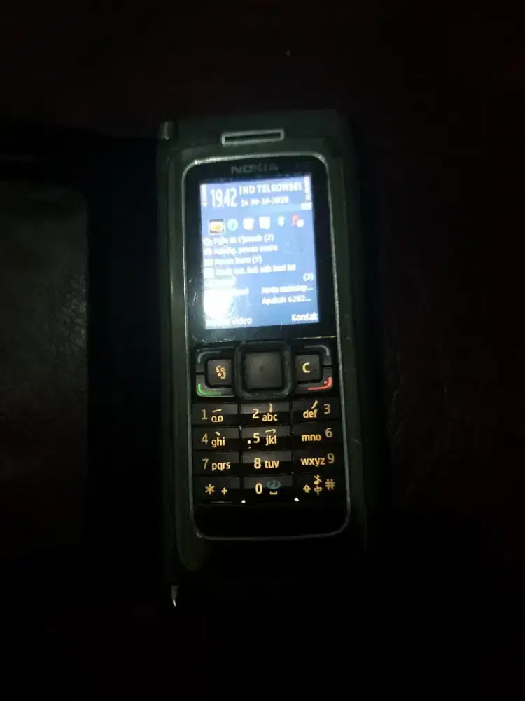 Dijual Cepat Nokia E90 normal perlengkapan Casan dan sarung HP.