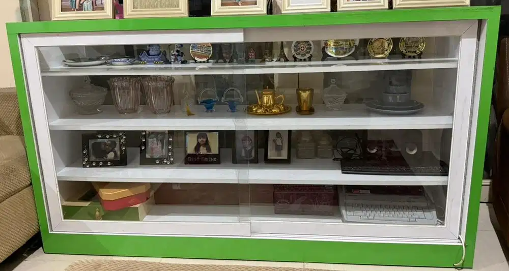 Meja etalase kaca dengan lampu LED