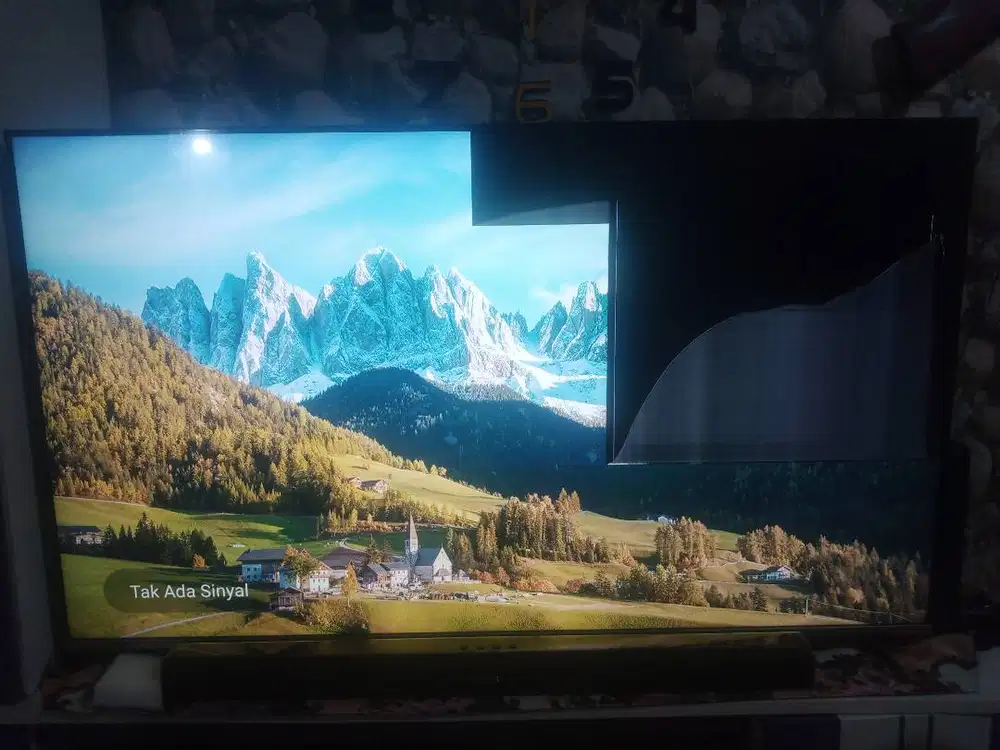 Smart TV Cocoa 55 Inc LCD retak sebagian