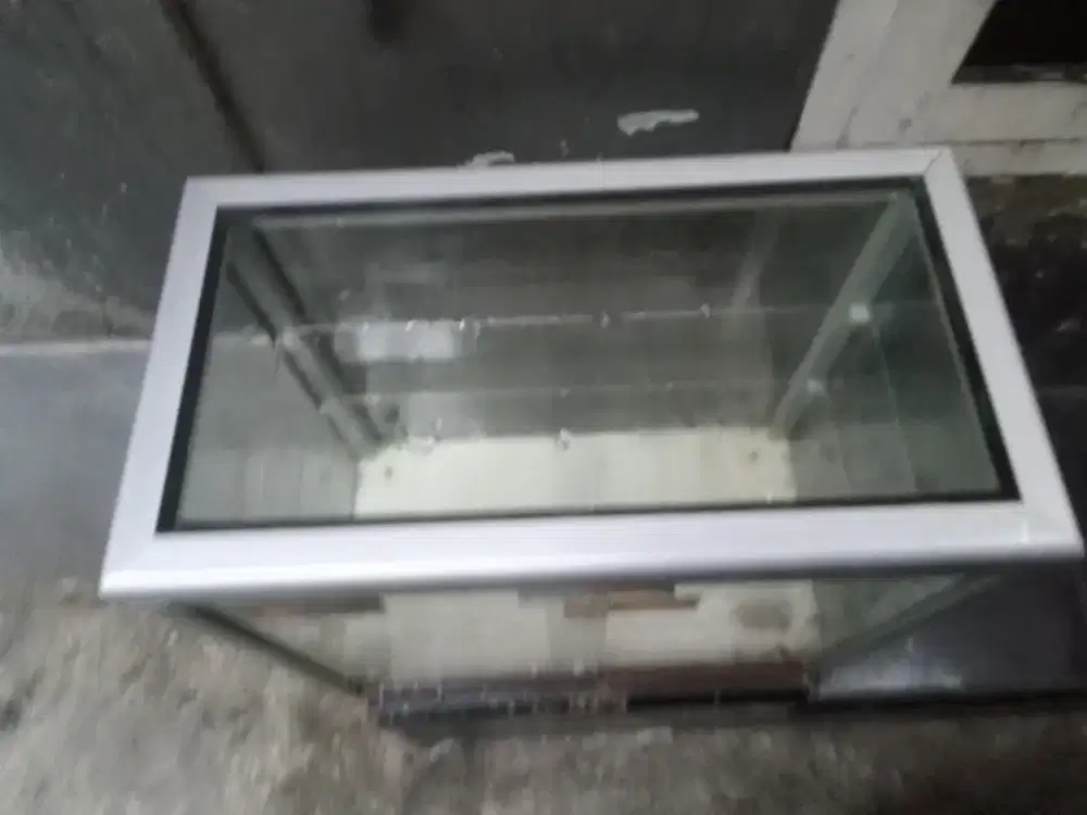 Etalase ukuran 50x50x30