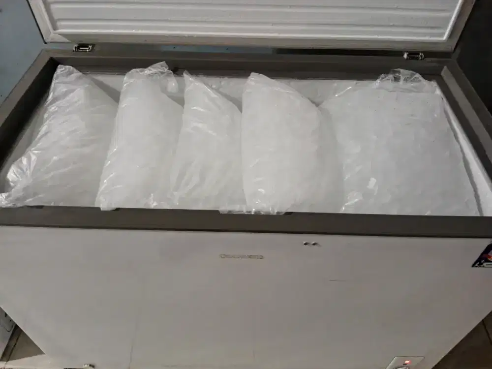 Cari pegawai yang antar dan packing es kristal