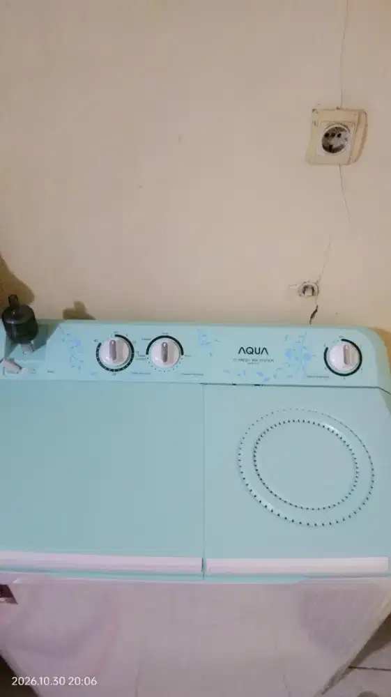 bismillah di jual karna BU,mesin cuci 2 tabung merek AQUA