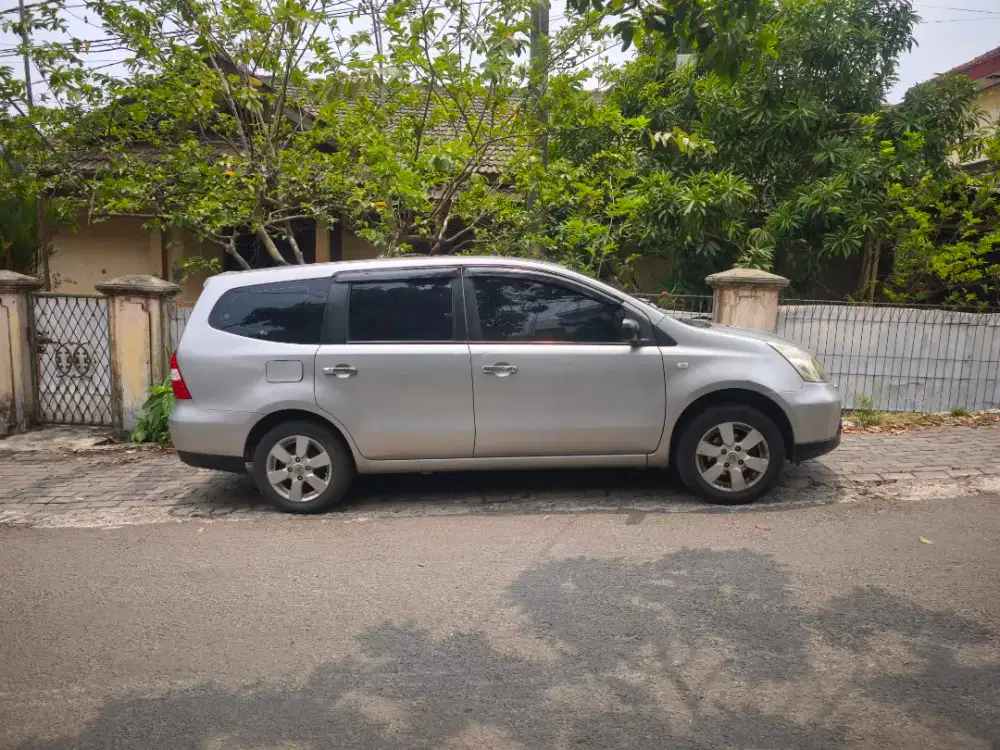 Nissan Grand Livina SV tahun 2010 Tipe Manual