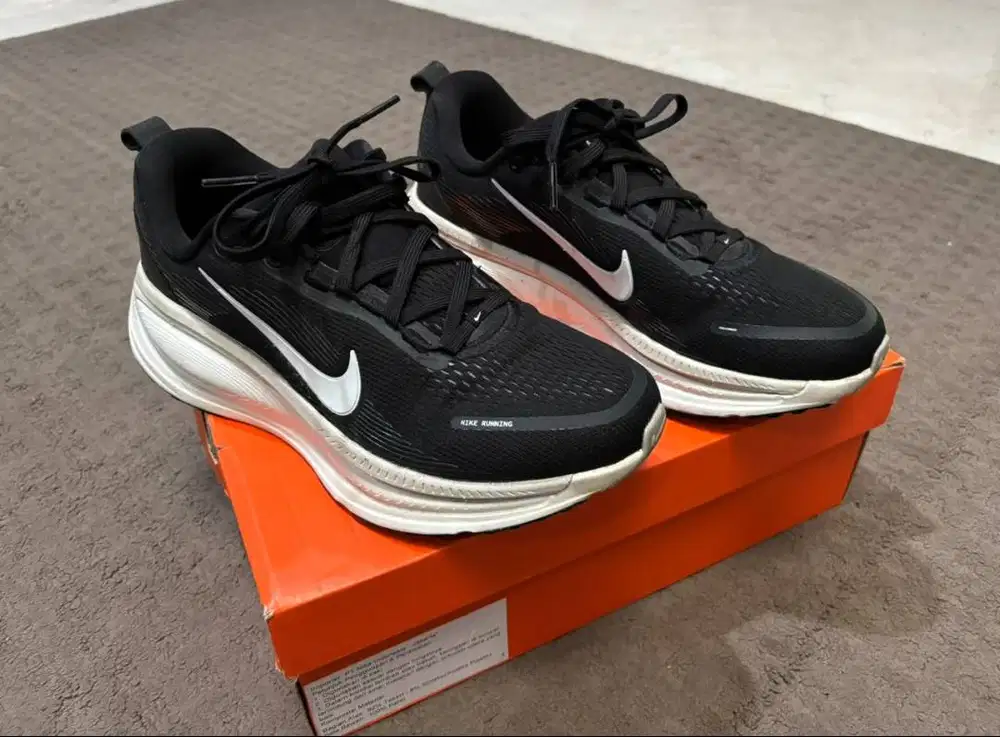 Nike Vomero 18 - Black/White (size 41)