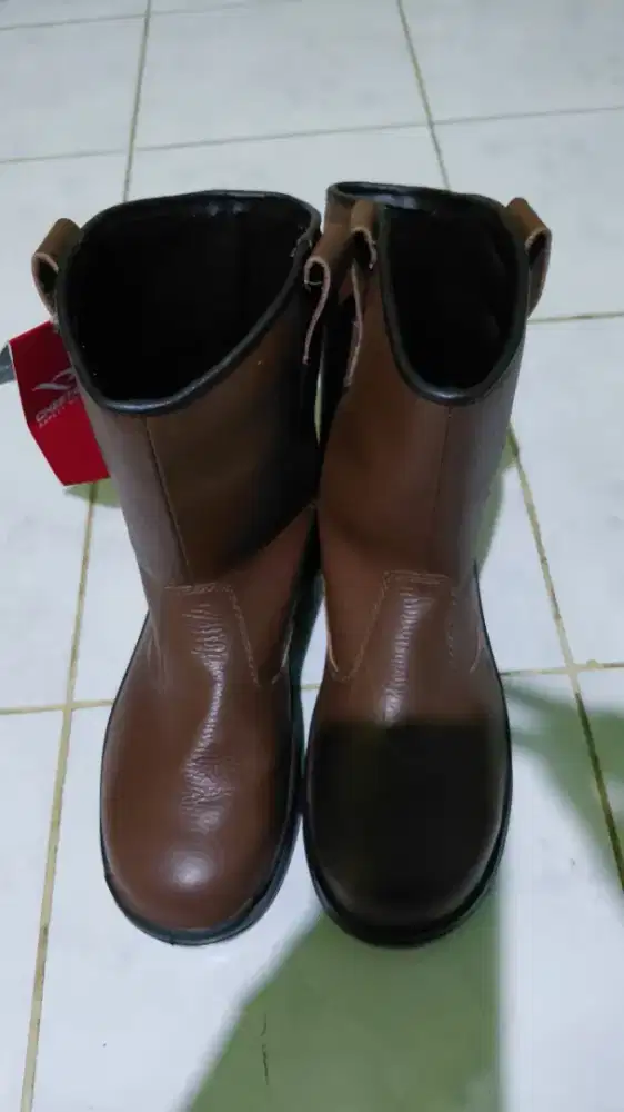 Sepatu safety warna coklat