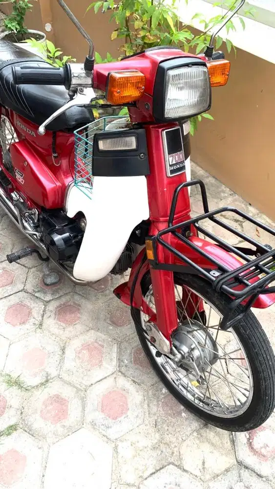 Honda C700 (up Astrea)