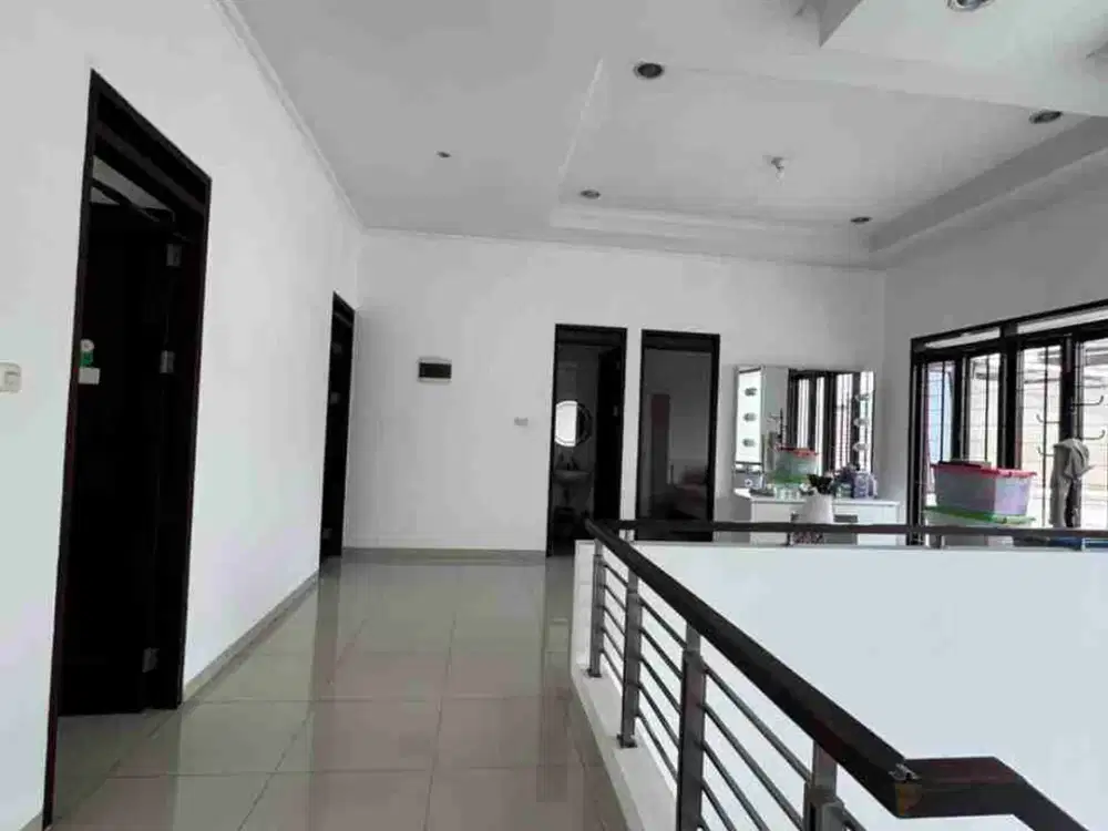Dijual Rumah 2 Lantai Singgasana Pradana Bandung, 4+1 KT, Taman, SHM – Rp4,2 M Nego