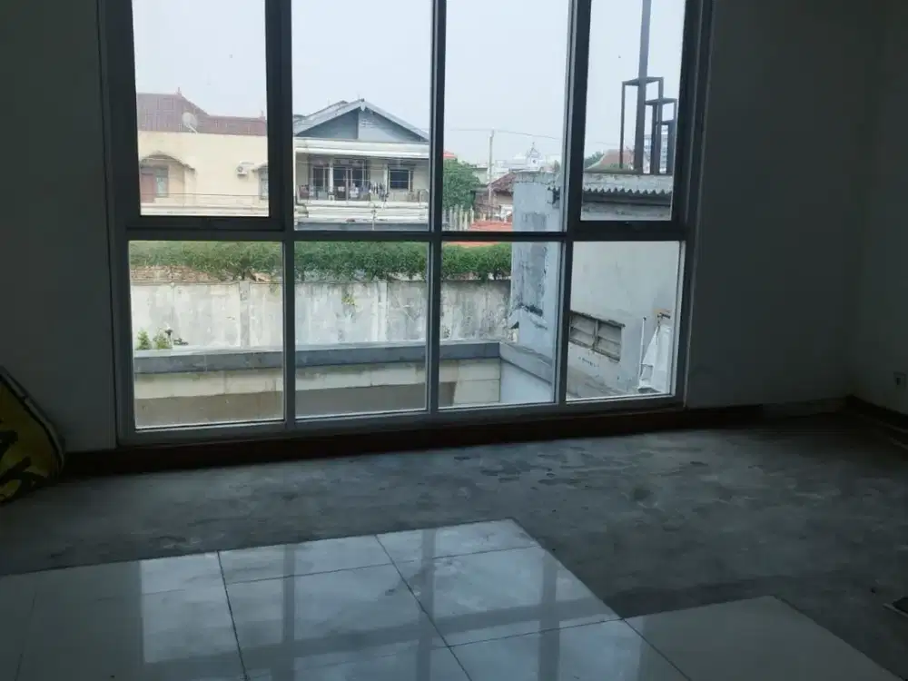 Disewakan Ruko besar, parkir luas, dekay pollux mall Paragon Semarang