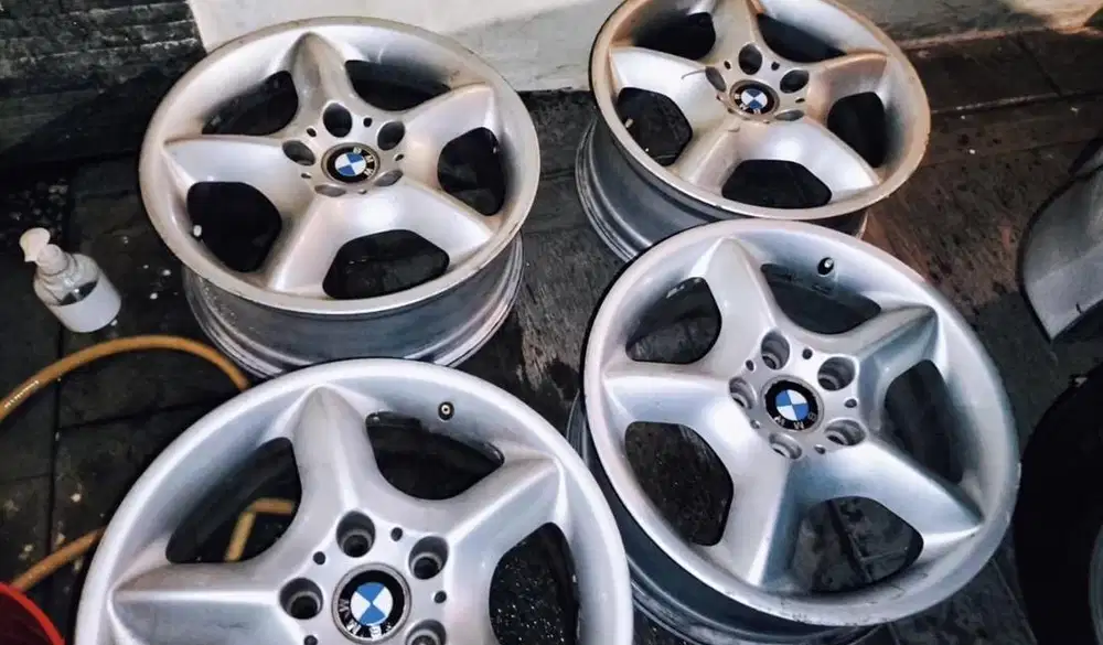 Velg mobil BMW baru