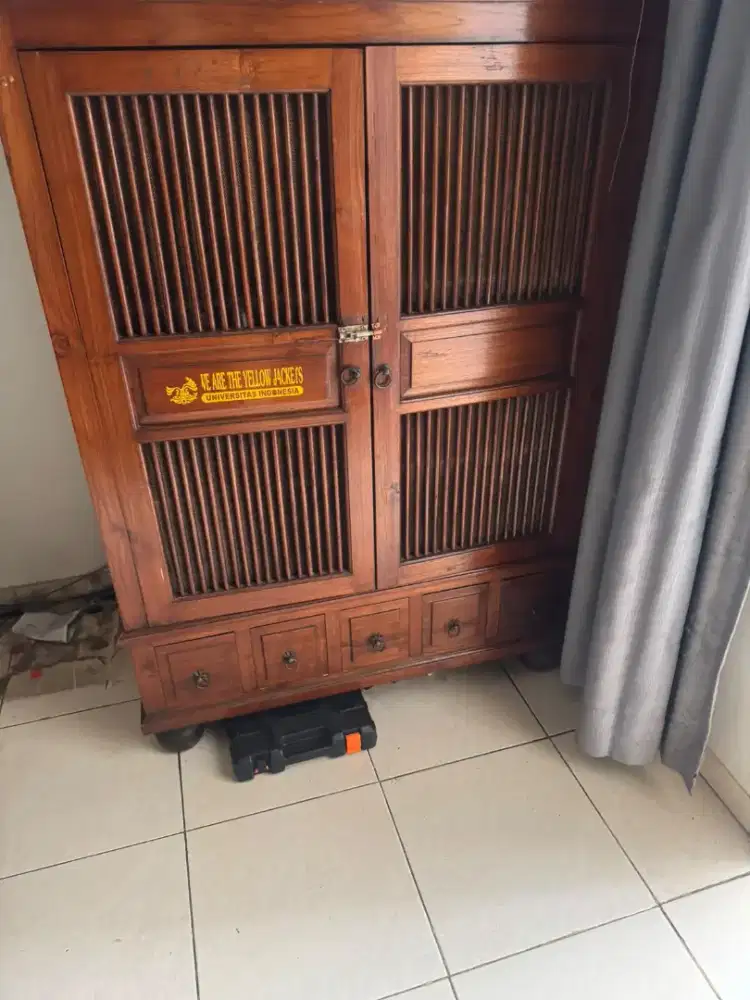 Lemari Kayu dan Laci