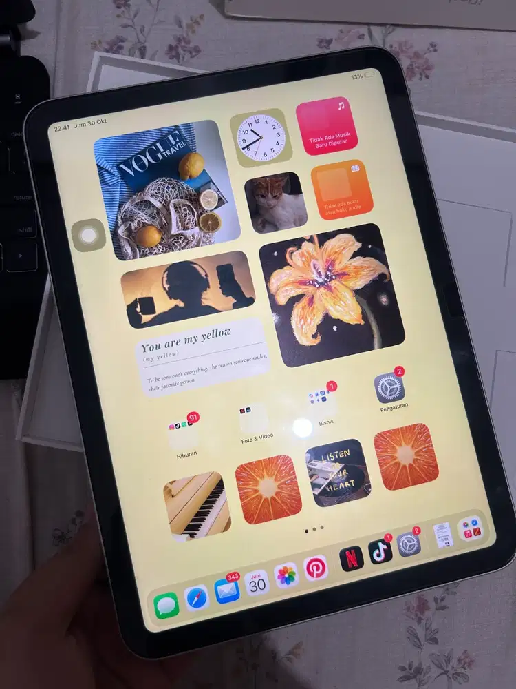 iPad Gen 11 (2025) 128GB WiFi Only intern — Fullset bonus keyboard!