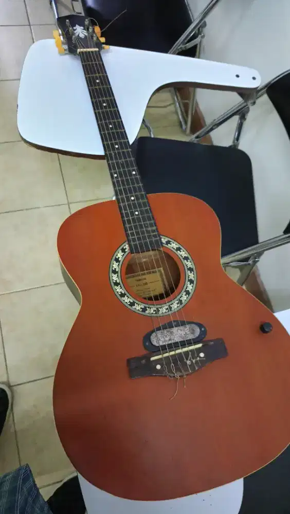 Gitar Yamaha akustik CG330