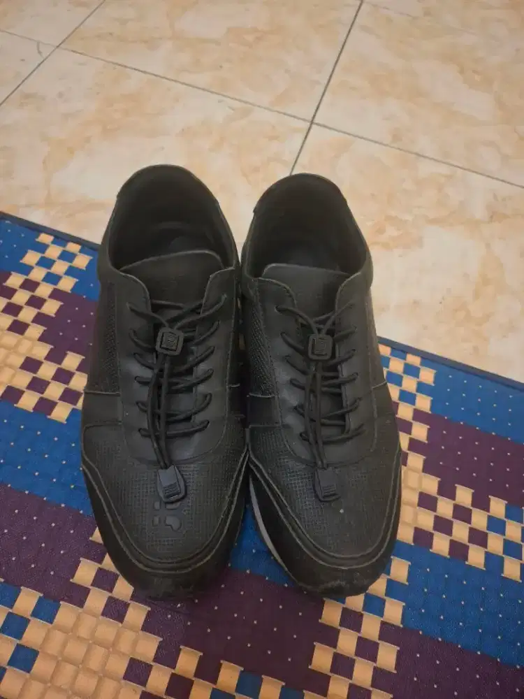Sepatu second mewah