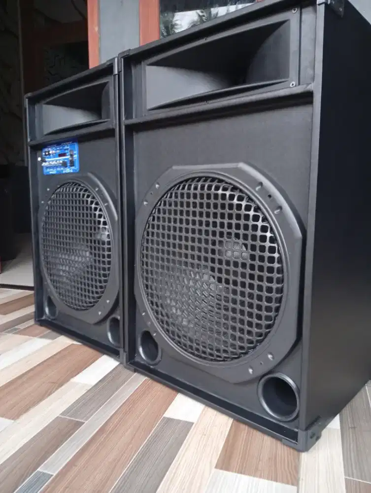 Tinggal pake sepasang speaker aktif 15