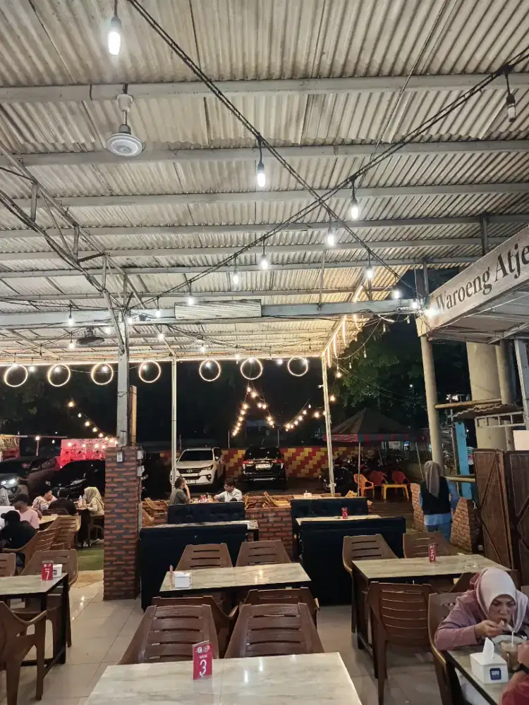 Dibutuhkan waiters yg cewek/cowok yg berpengalaman yg umu 20 sampai 30