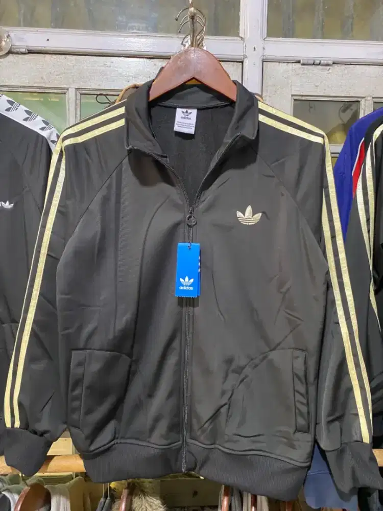 Jaket adidas bikin cowo makin ganteng