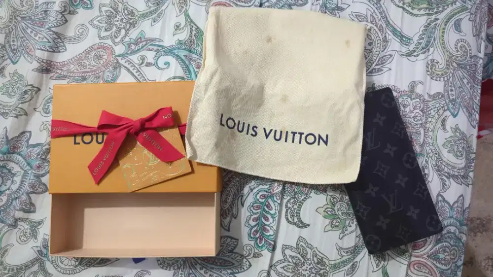 Dijual dompet asli LV cowok dulu  beli 14.500.000 tahun 2022