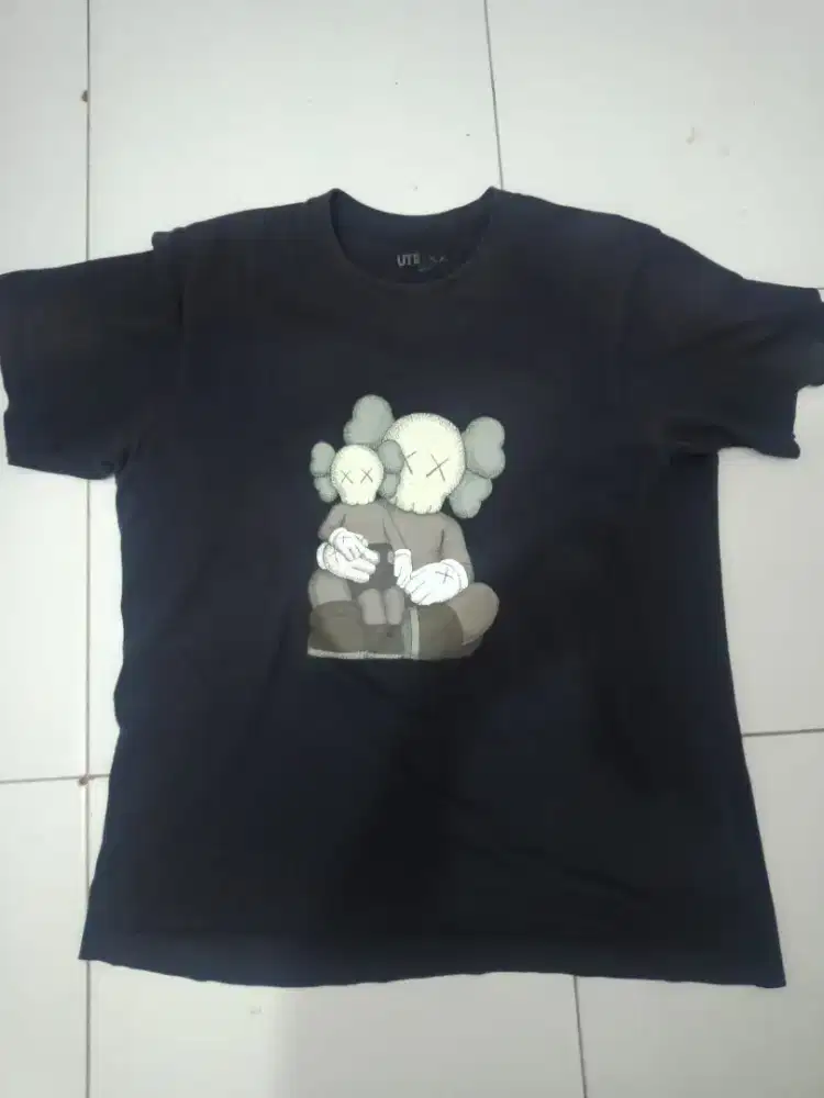 Baju Uniqlo x Kaws Size L