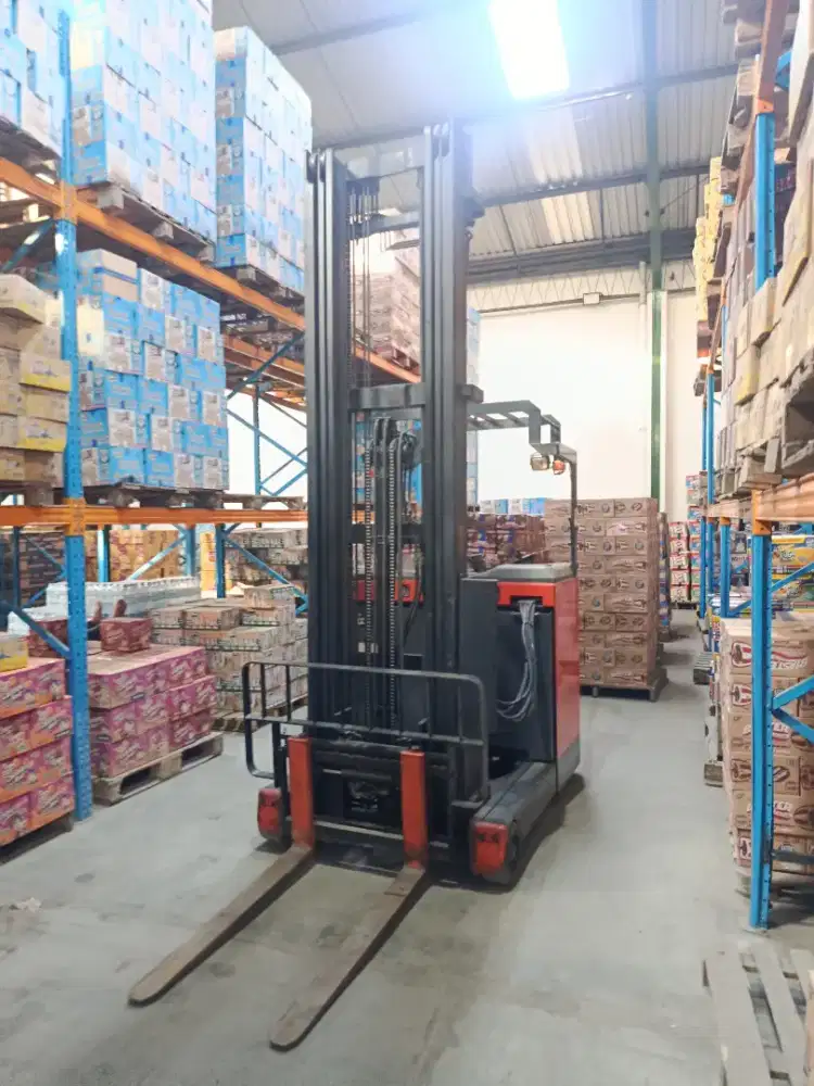 Forklift electrik reach truck Toyota