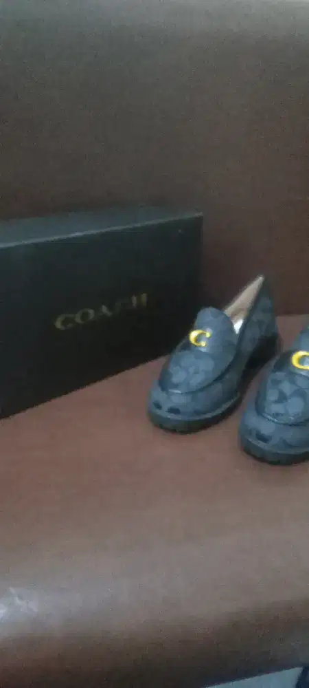 Sepatu Wanita Hitam Coach