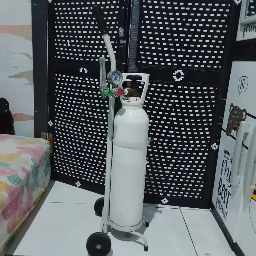 Regulator oksigen medis dengan flowmeter dan botol humidifier.
