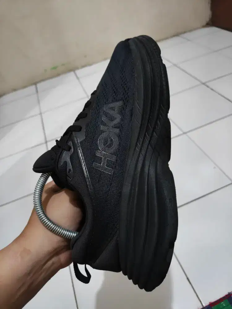 Sepatu Hoka Bondi 8 dan sepatu Tnf