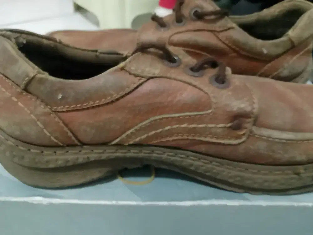 Sepatu ukuran 40