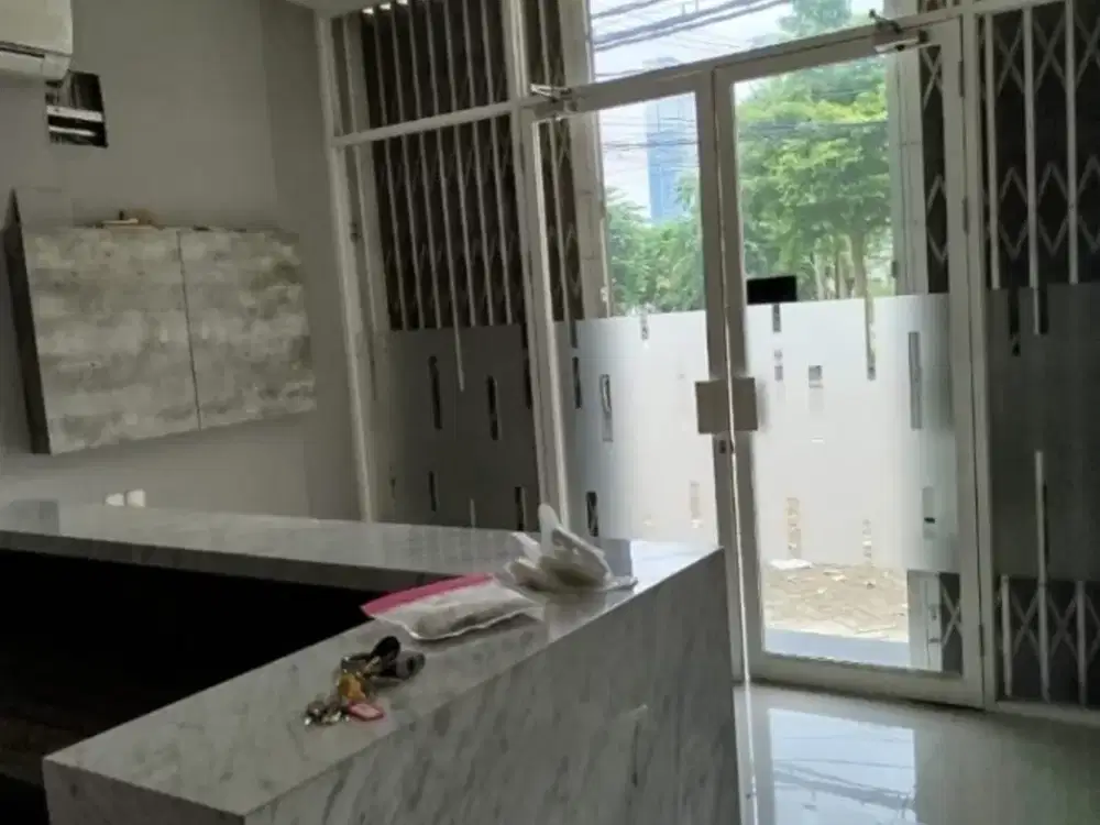 RUKO 3 LANTAI DI DHARMAHUSADA INDAH DERETAN BON AMI KONDISI SEMI FURNISH