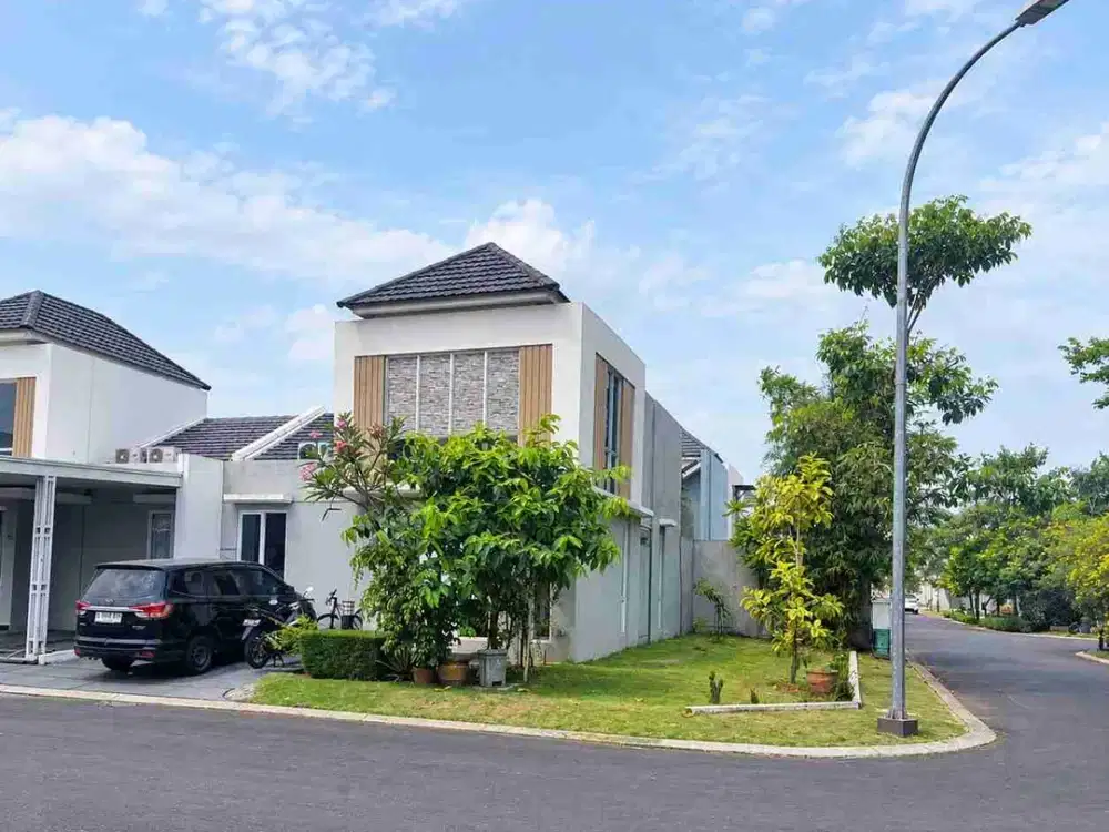 DIJUAL – Rumah SHM LT 185 m², 2 Lantai + Mezanin, Depan Taman
