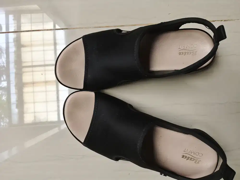 Sepatu sandal comfit