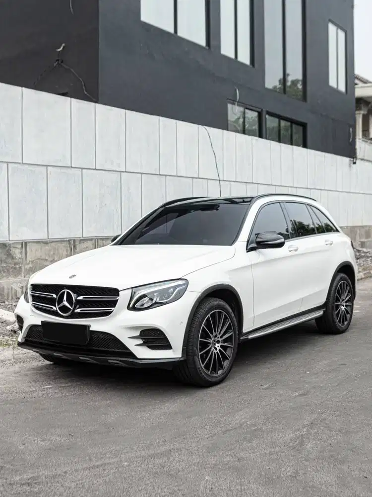 Mercedes-Benz GLC200 2020 – Night Edition, Full Black Accents